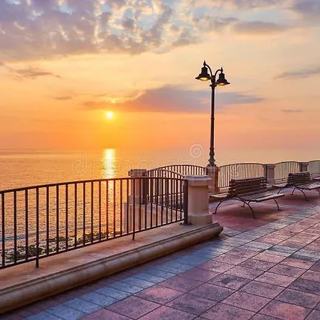 Cute Little Penthouse In The Heart Of Διαμέρισμα