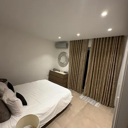 Cute Little Penthouse In The Heart Of Lägenhet Sliema